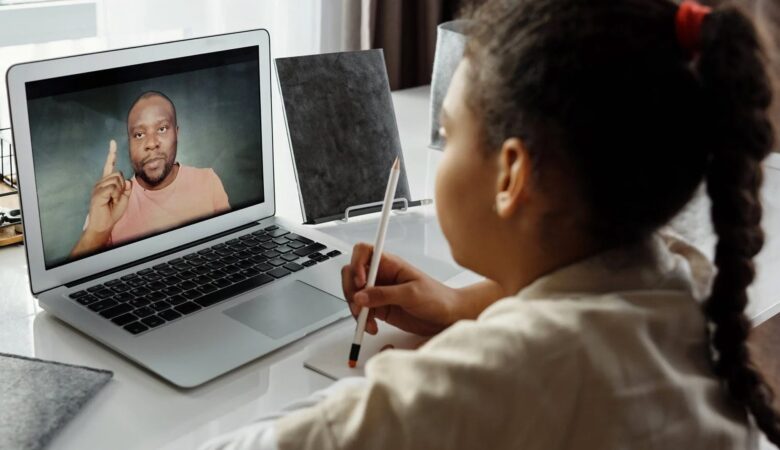 ¿Cómo se adaptan los colegios a la educación a distancia en medio de la pandemia?